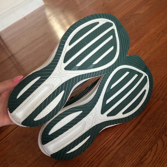 Men’s Saucony Triumph Running Sneaker - Picture 4 of 7